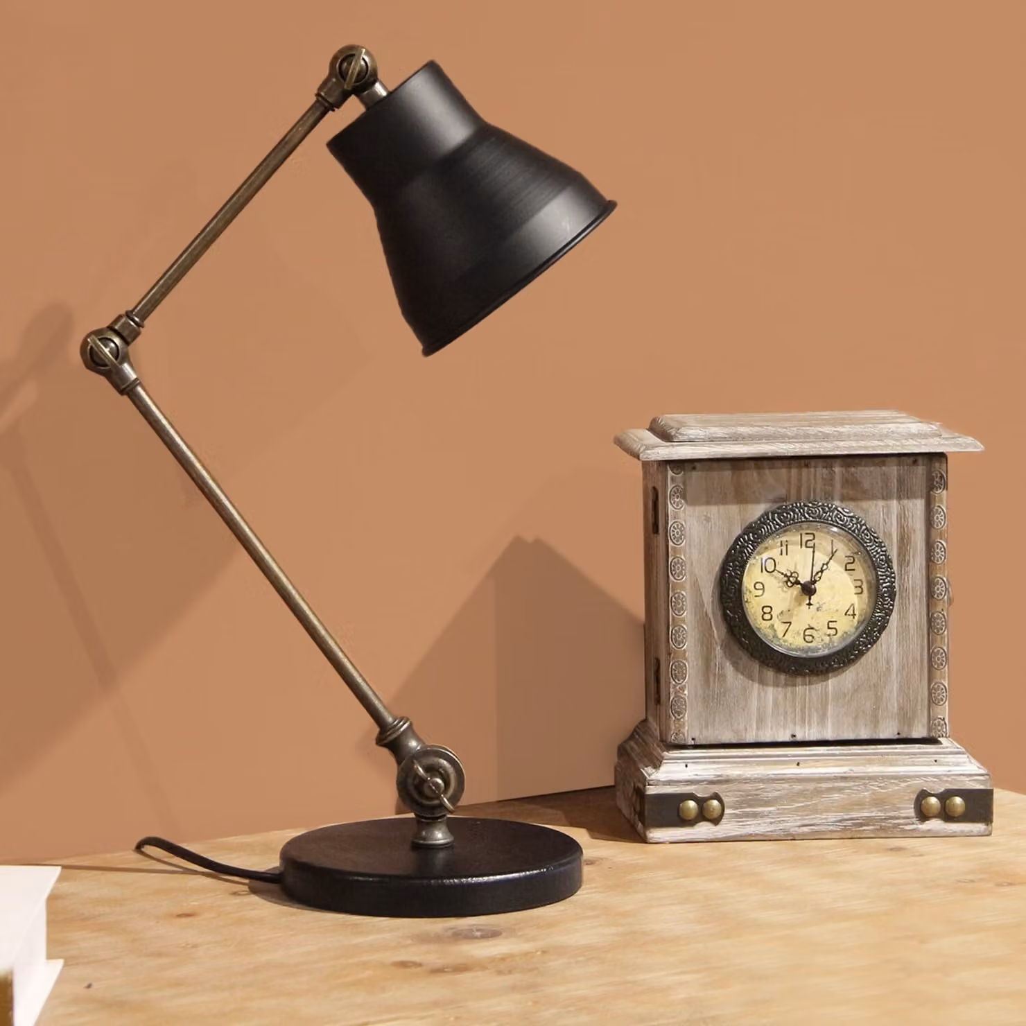 Opviq, lampada da tavolo di alta qualità realizzata interamente in metallo, base in MDF, altezza 140 cm, diametro del paralume 12 cm, attacco E14, max. 40 W, nero anticato, ideale per gli interni moderni.