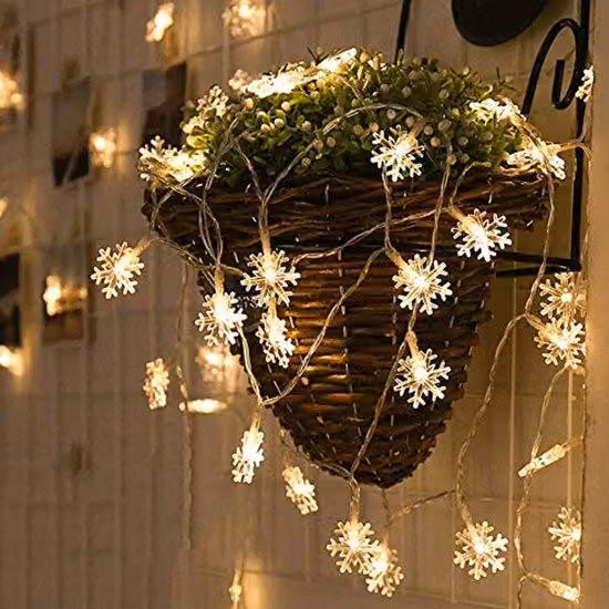 Ghirlanda luminosa Ibenzoa® Warmwitte con motivo a fiocchi di neve per una decorazione suggestiva