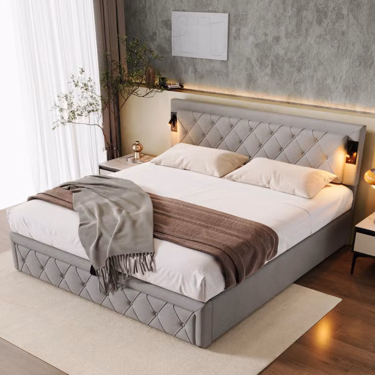 Letto imbottito 180x200 cm con faretti a LED e prese USB, vano contenitore ad apertura idraulica, rete a listelli in legno e testiera a rombi, rivestito in lino, colore grigio