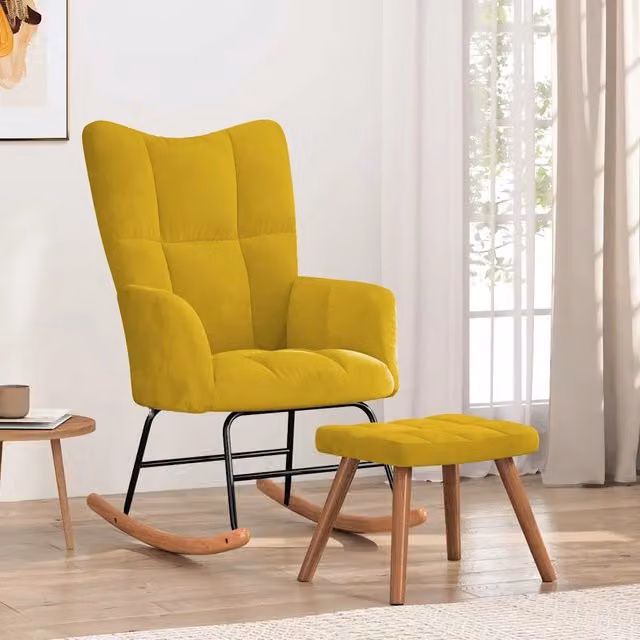 Poltrona a dondolo con poggiapiedi in velluto giallo senape con struttura moderna e design relax