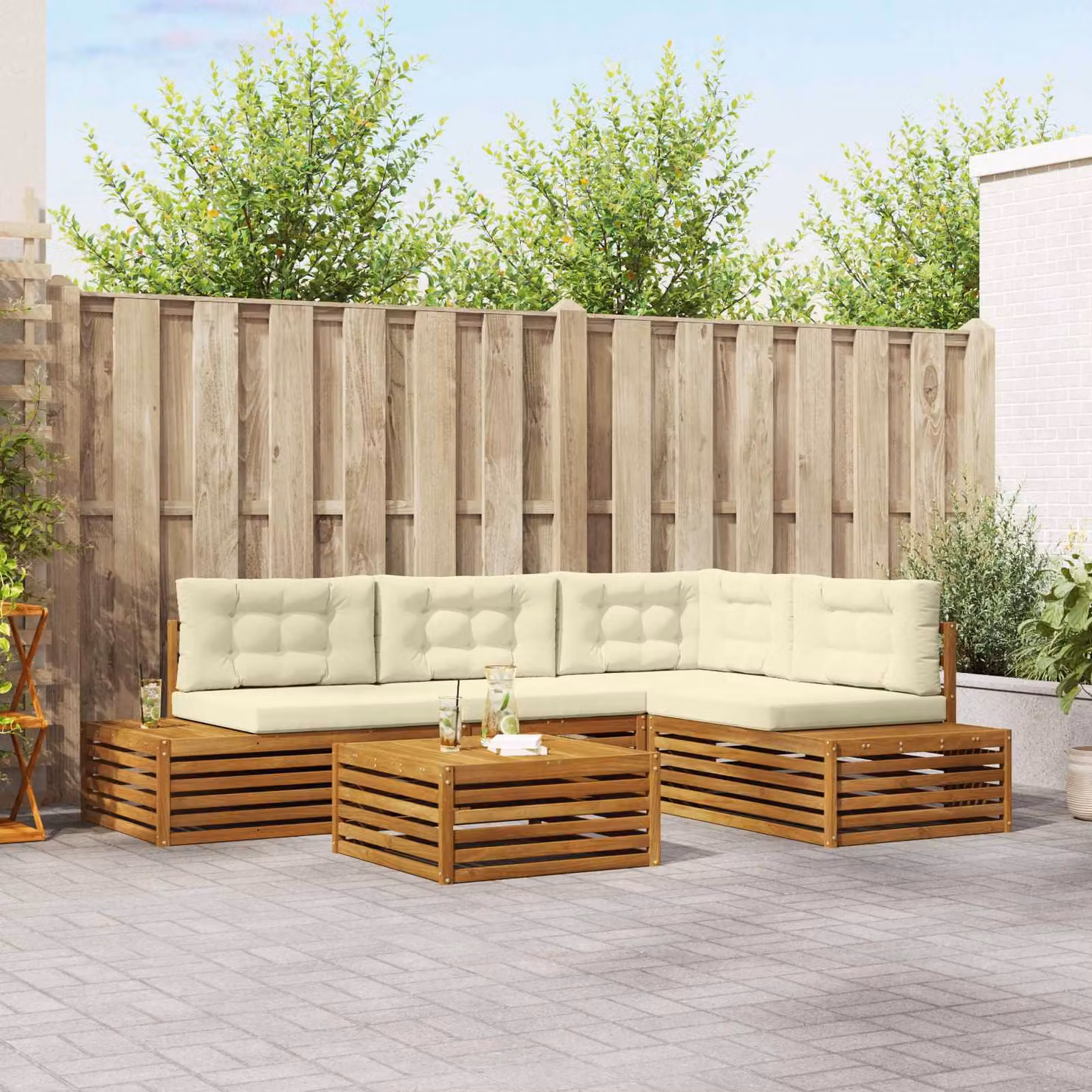 Set di divani da esterno a L vidaXL in legno di acacia con cuscini, colore beige, bianco e marrone