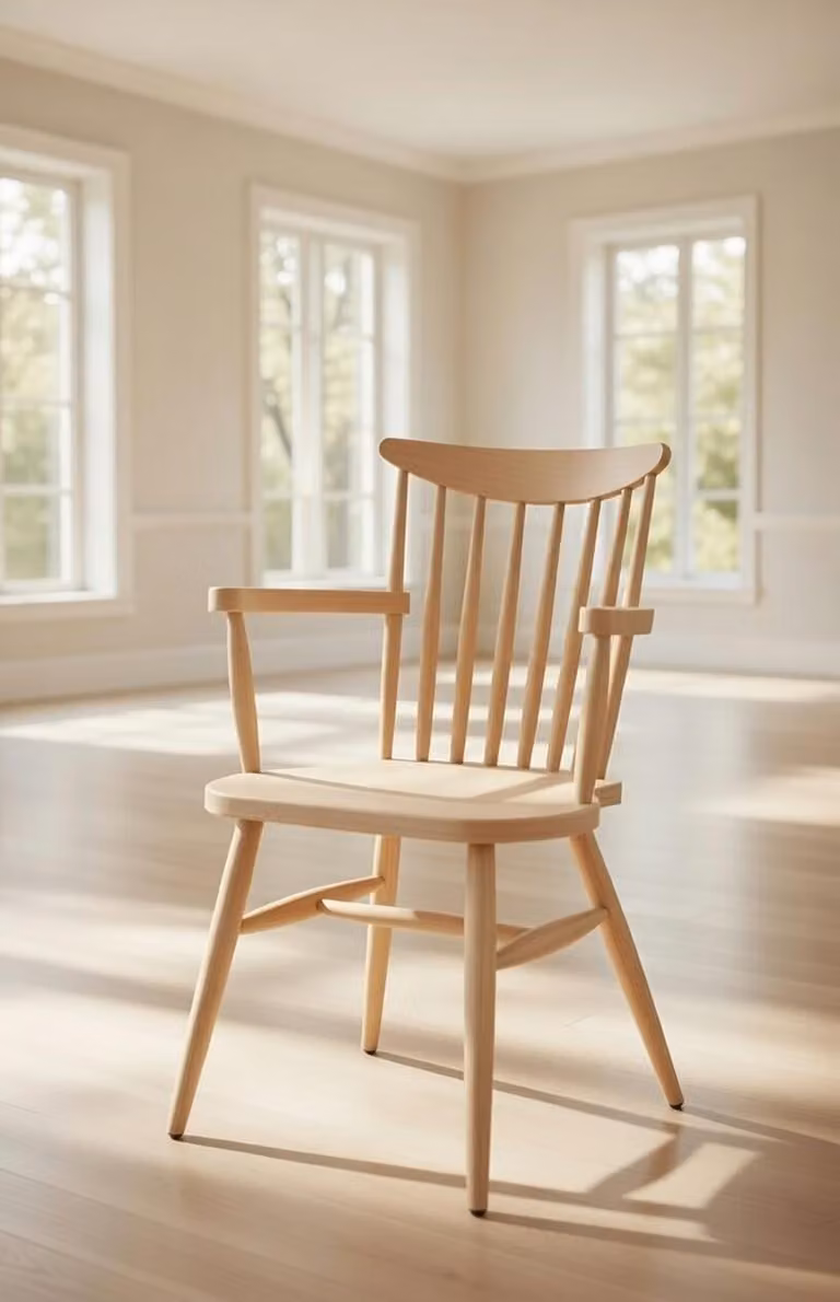 Poltrona elegante con braccioli, color beige, in legno, dal design moderno