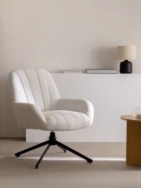 Poltrona girevole Lucens Kenay Home beige con braccioli e struttura in metallo