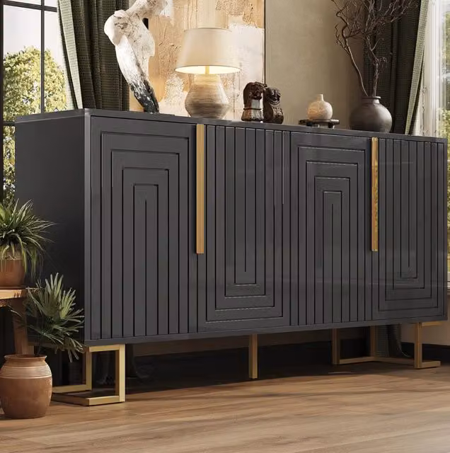 Credenza moderna nera con ante geometriche e piedi in metallo oro, L 152 x P 40 x H 75 cm