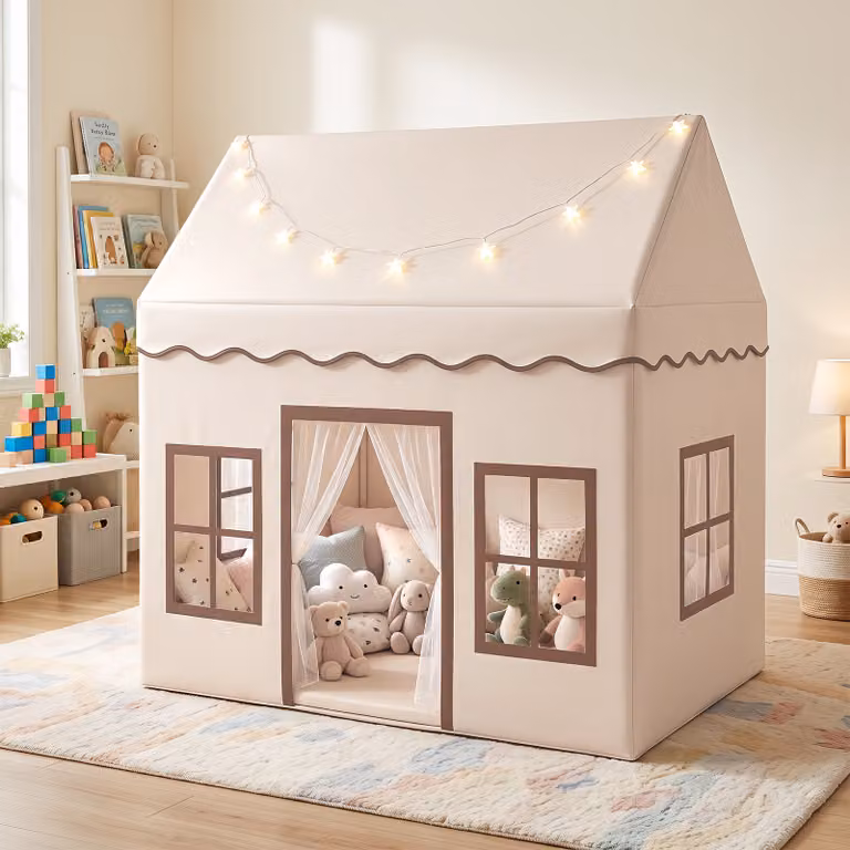 Tenda da gioco a forma di casetta Costway per bambini con recinzione, tappetino morbido e luci decorative, colore marrone e beige
