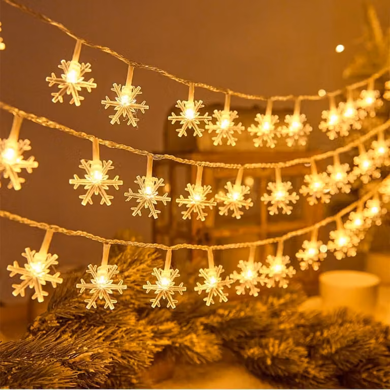 Catena luminosa a LED a forma di fiocchi di neve, lunghezza 6 metri, 40 lampadine, luce bianca calda, alimentazione a batteria