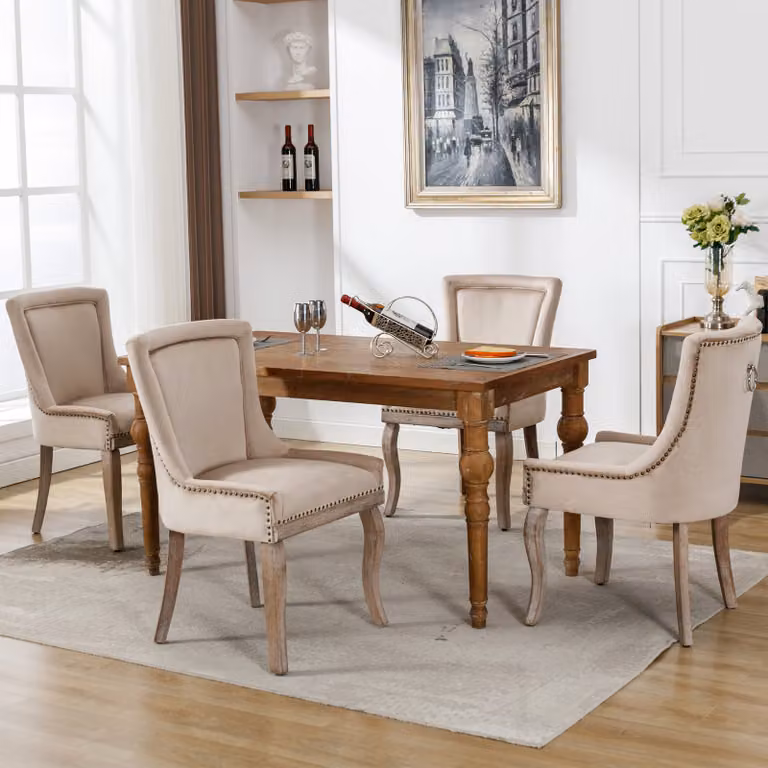 Set di 4 sedie da pranzo MODFU, ideali anche come sedie per la cucina, il soggiorno o come poggiapiedi. Sedia multifunzionale con dettagli in metallo a forma di chiodo, gambe in legno massello, rivestimento in velluto, colore beige