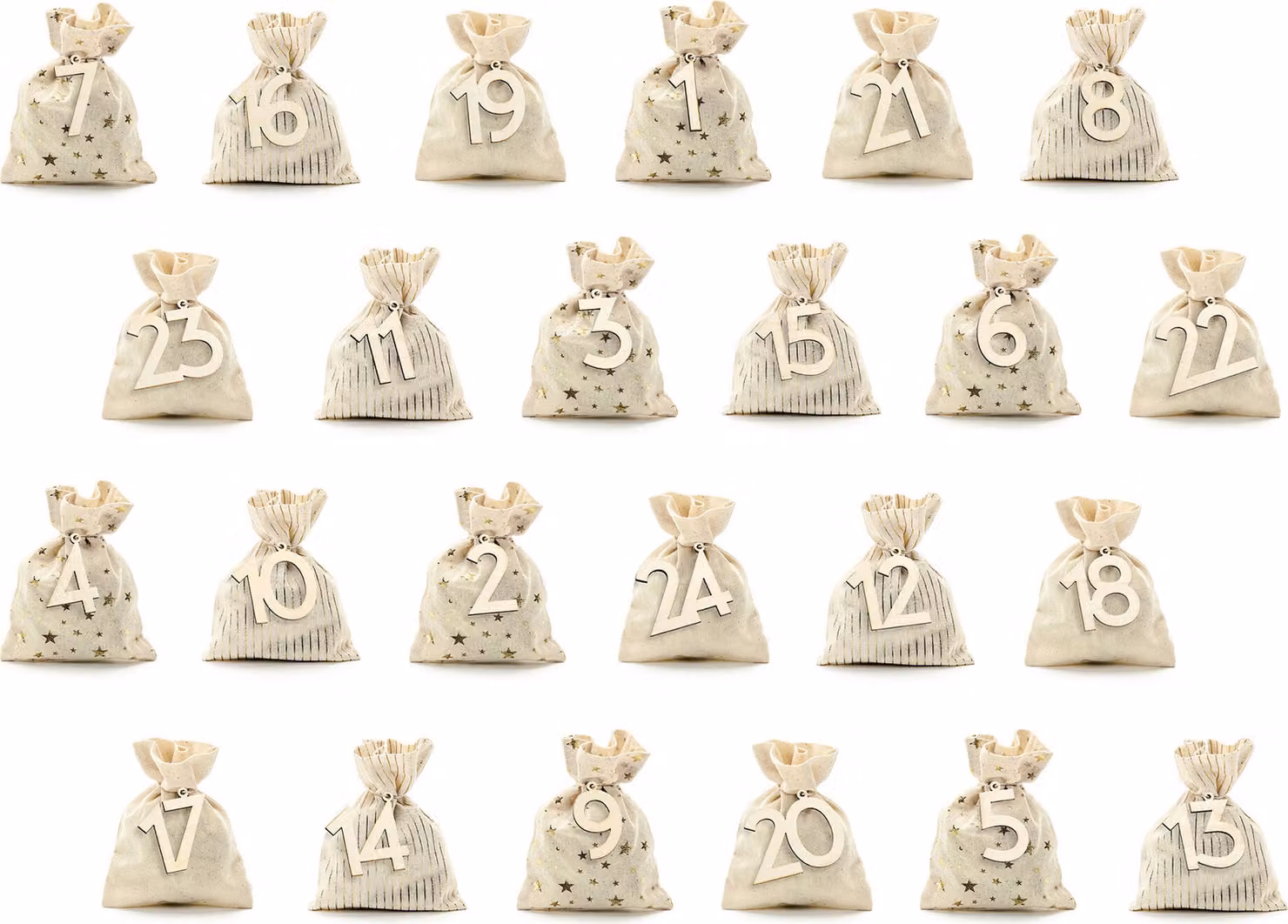 Kit per l'avvento composto da 24 piccoli sacchetti in cotone, 24 numeri in legno e un cordoncino in cotone
