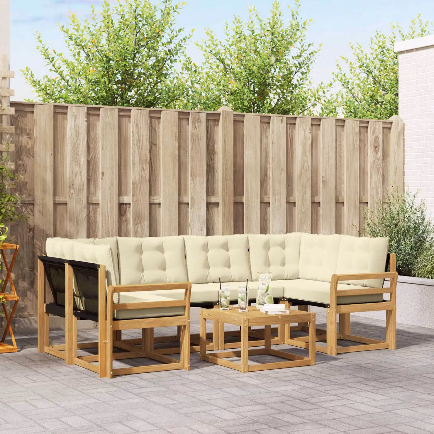 vidaXL Set di divani da esterno a L composto da 7 pezzi in legno di acacia con cuscini bianchi e beige