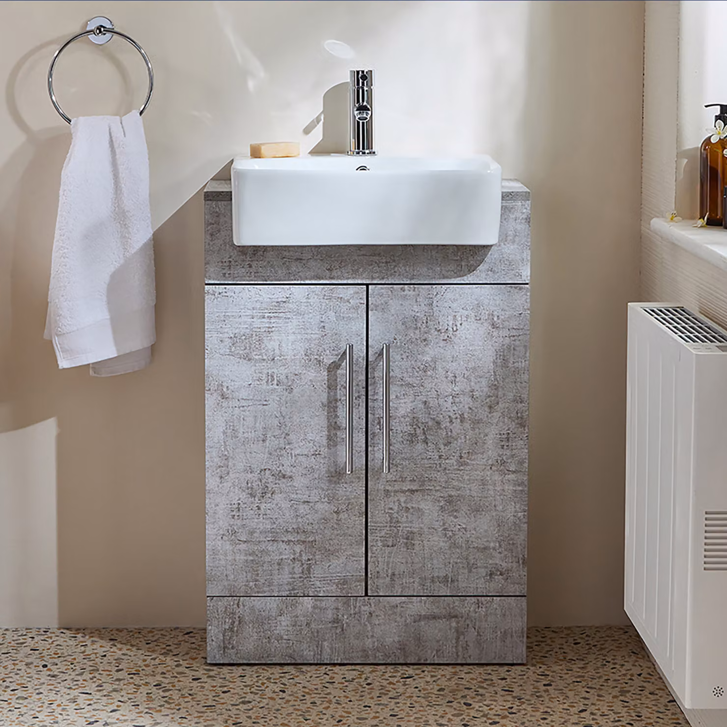 Mobile Bagno a Terra Grigio Cemento da 550mm con Lavabo e Maniglie con Barra a T Cromate - Cluo