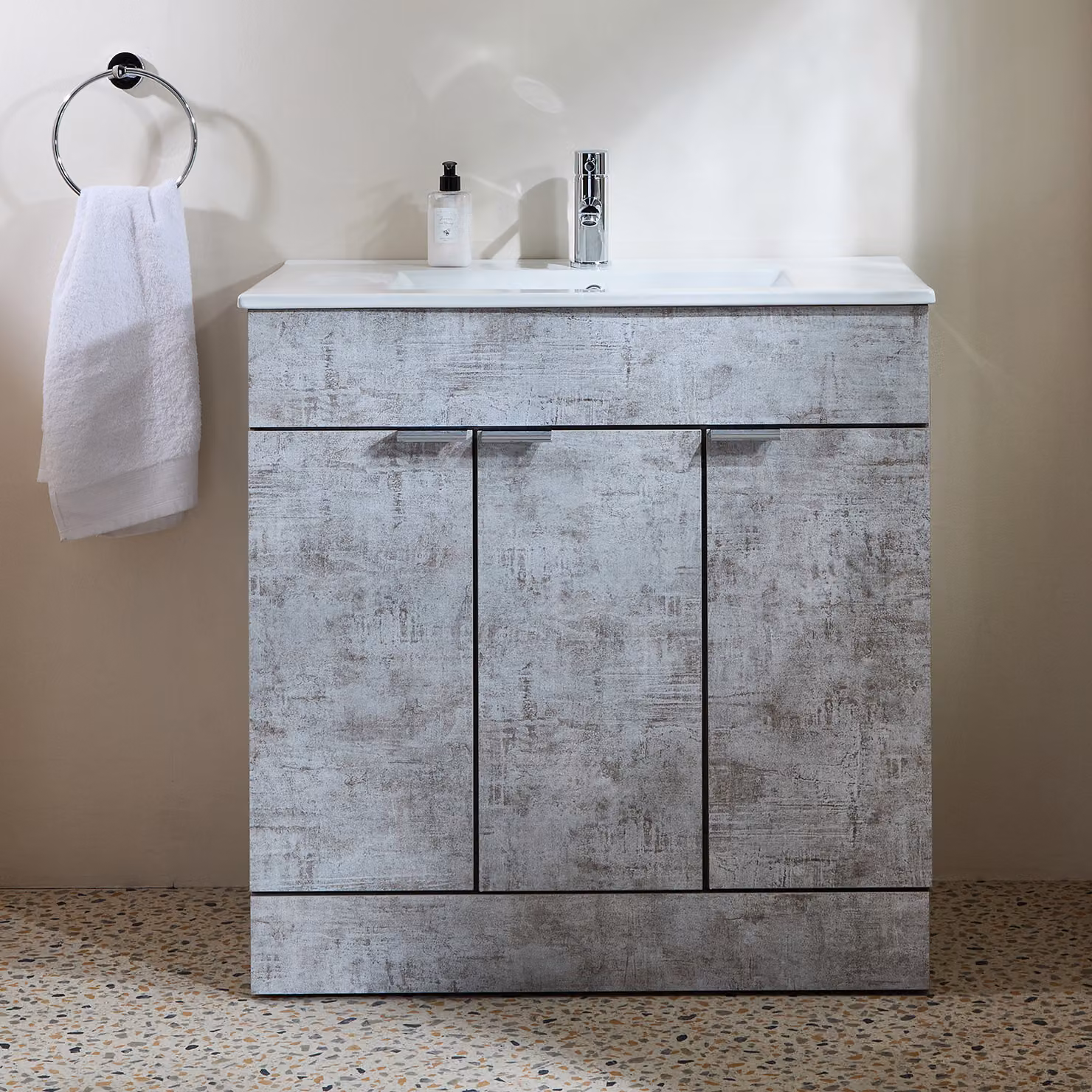 Mobile Bagno a Terra Grigio Cemento da 810mm con Lavabo e Maniglie con Impugnatura a Dito Cromate - Cluo