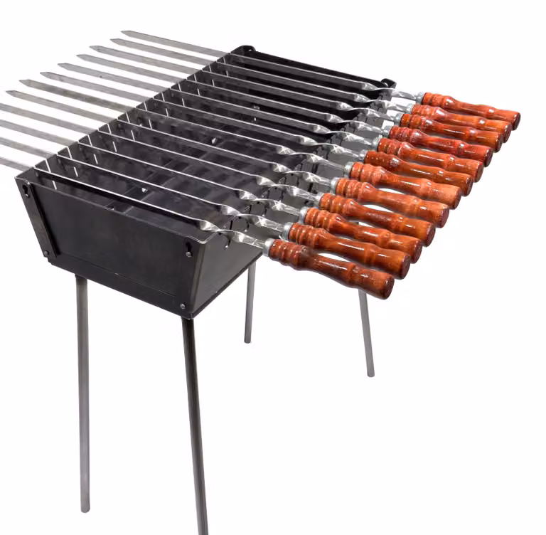 Set per griglia GOROCH in acciaio da 3 mm, adatto per 12 spiedini, con 8 spiedini per kebab con manici in legno