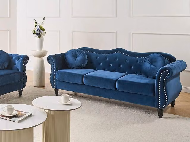 Divano 3 posti in velluto blu navy con capitonné borchie cuscini e braccioli arrotondati glam