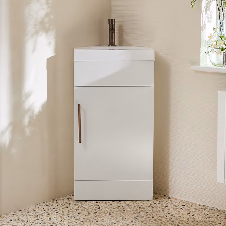 Mobile Bagno a Terra Angolare Bianco da 450mm con Lavabo e Maniglia con Barra a T in Bronzo Spazzolato - Cluo
