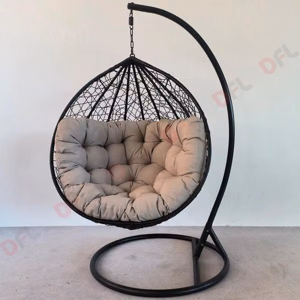 Poltrona sospesa a uovo Lif Baku con cuscino monoposto in tessuto grigio chiaro e struttura in acciaio nero H 195 x L 105 x P 105 cm