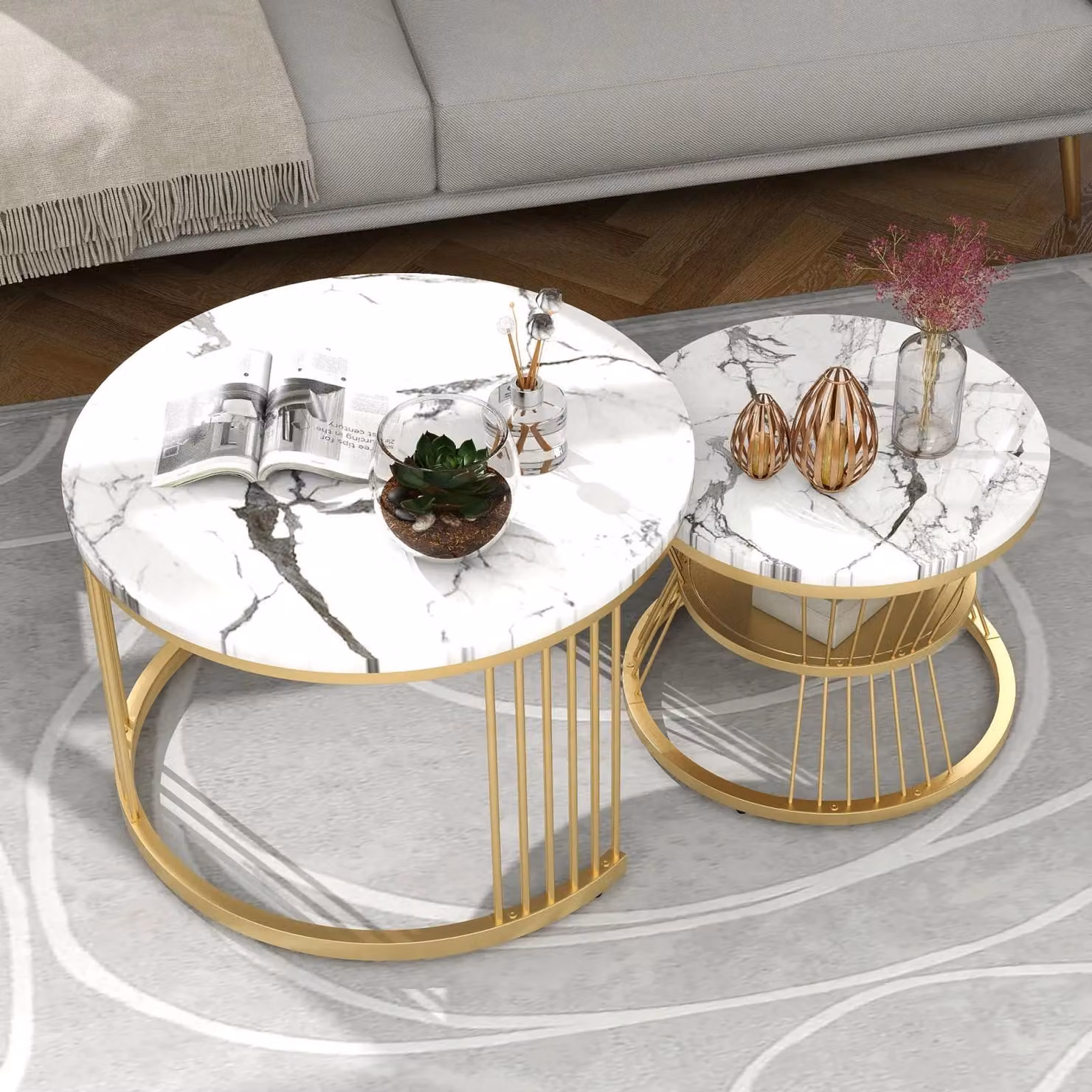 Set di due tavolini da caffè con design moderno, caratterizzati da un piano rotondo e una struttura in metallo