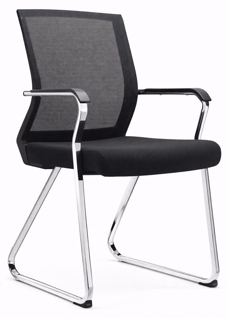 Moderna sedia da conferenza con struttura in metallo cromato e rivestimento in rete