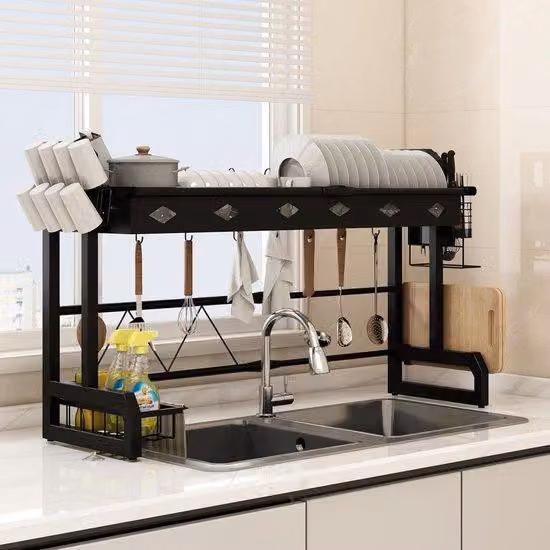 Organizer da cucina con ripiano in vetro nero sopra il lavello