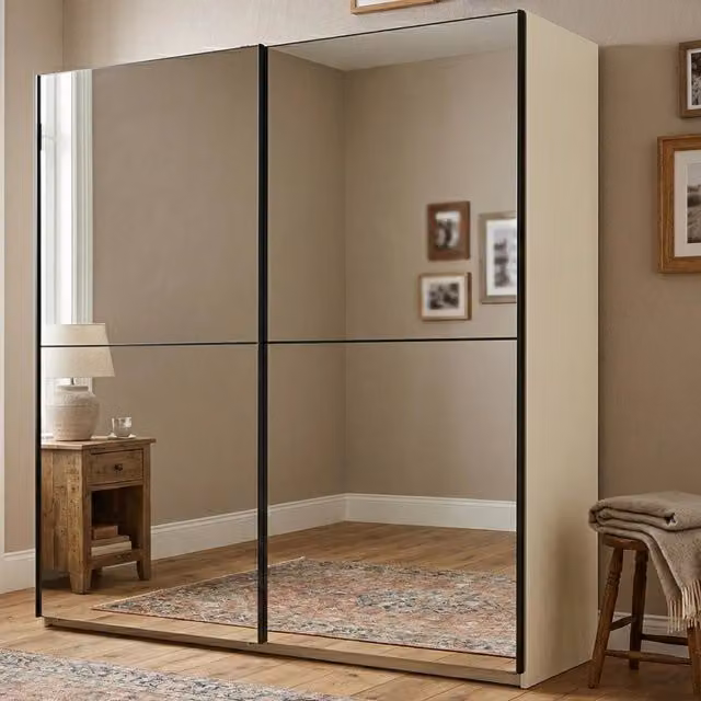 Armadio da camera da letto moderno DMORA con ante scorrevoli e specchio, Bianco lucido, L: 217 cm, H: 210 cm