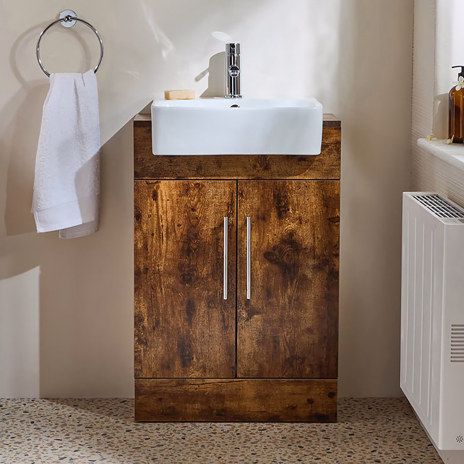 Mobile Bagno a Terra Rovere Scuro da 550mm con Lavabo e Maniglie con Barra a T Cromate - Cluo
