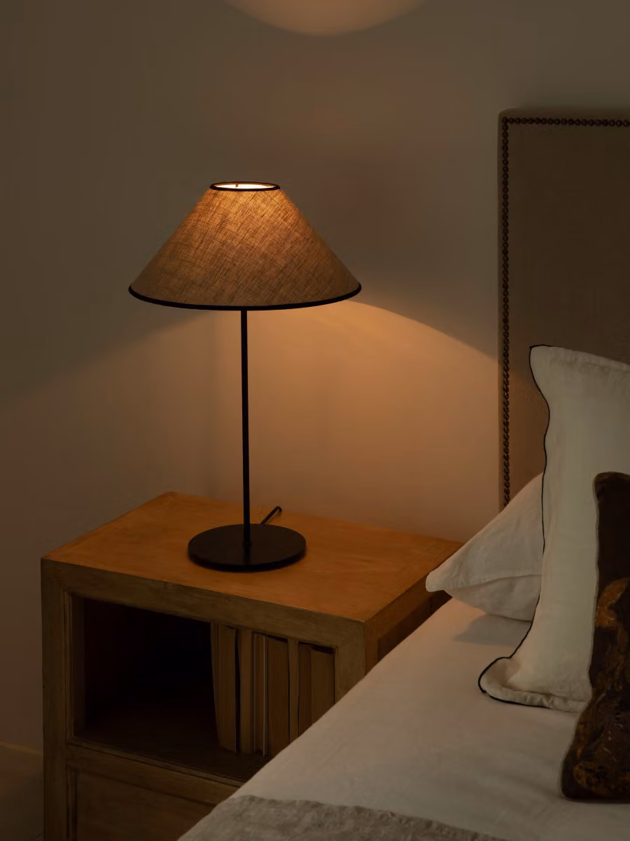 Lampada da tavolo Kioto Kenay Home nera con paralume beige in tessuto e struttura in metallo – 2