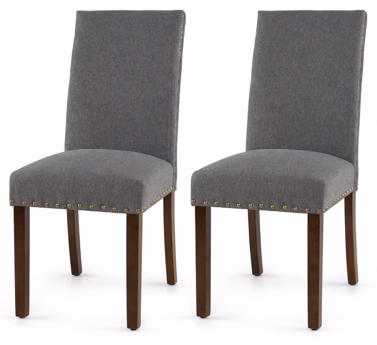 Set di 2 sedie da pranzo imbottite, ideali per la cucina o il soggiorno, con schienale ergonomico e gambe robuste in legno di gomma. Le sedie sono rivestite in tessuto e presentano dettagli decorativi a forma di testa di chiodo. Supportano un peso massimo