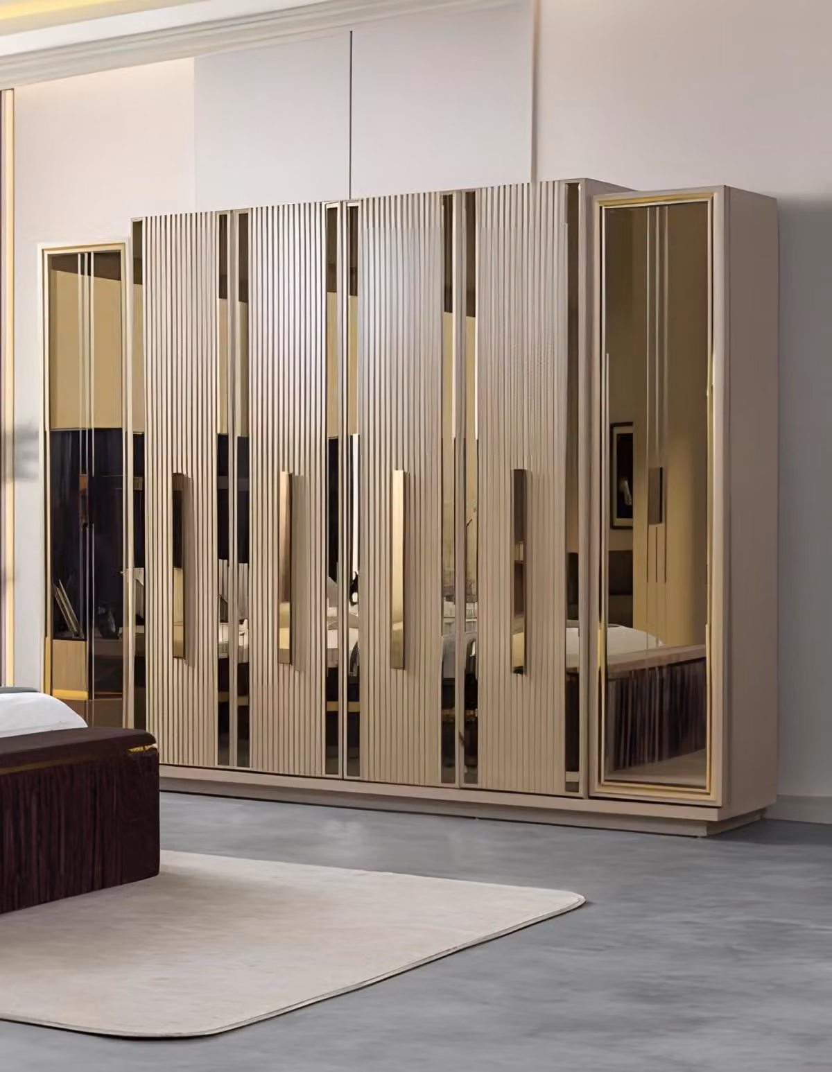 Spazioso armadio con specchio e dettagli dorati nel design