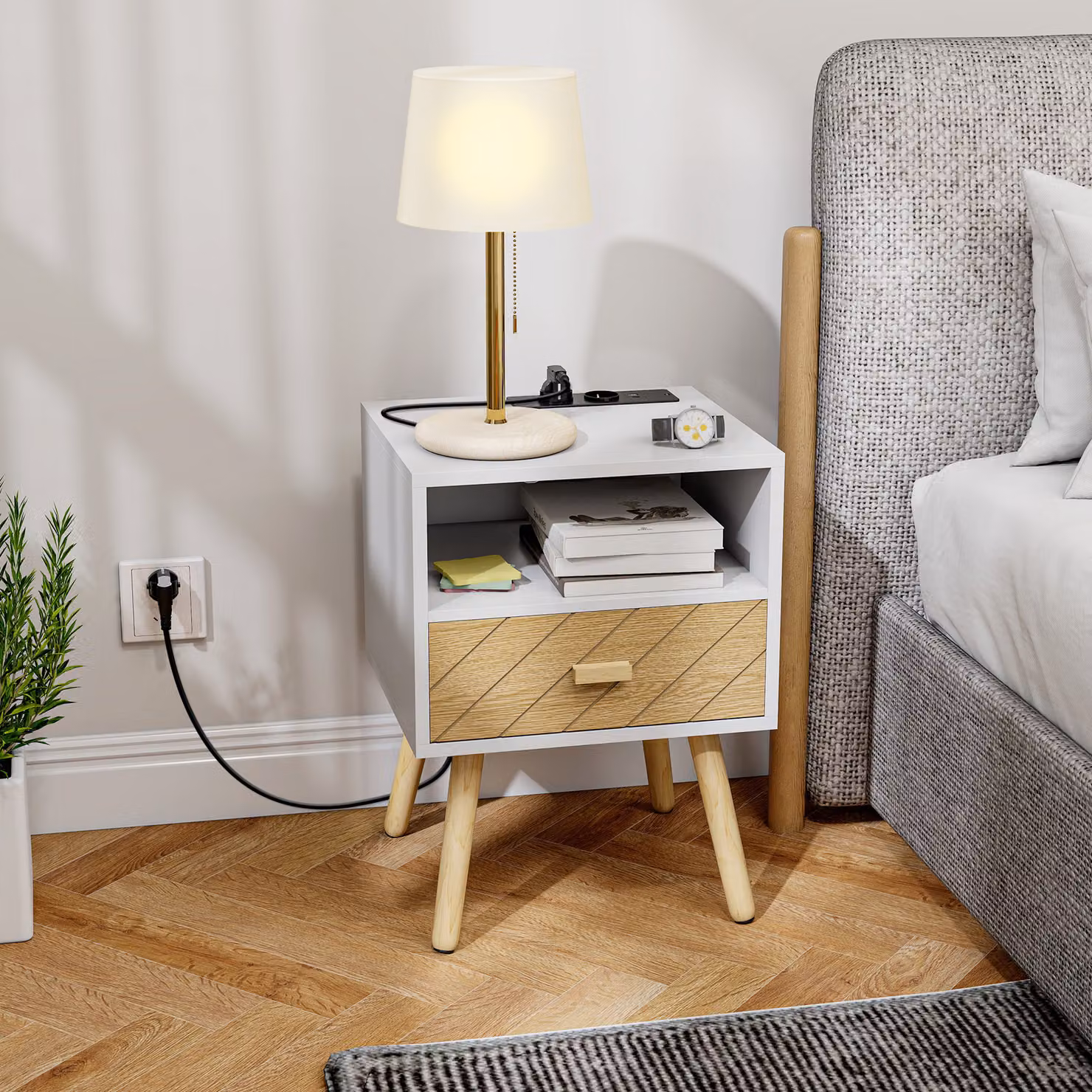 Comodino HOMCOM Bianco con Stazione di Ricarica, 2 Prese AC, Porte USB e USB-C, Scomparto Aperto e Gambe in Legno – 2