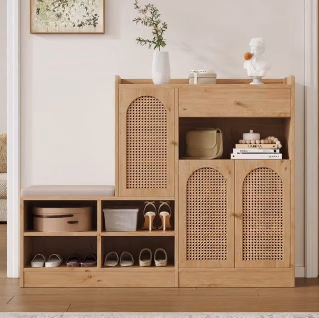 Scarpiera con panca imbottita; 3 ante in rattan; 1 cassetto; 142x35x110 cm; Natural
