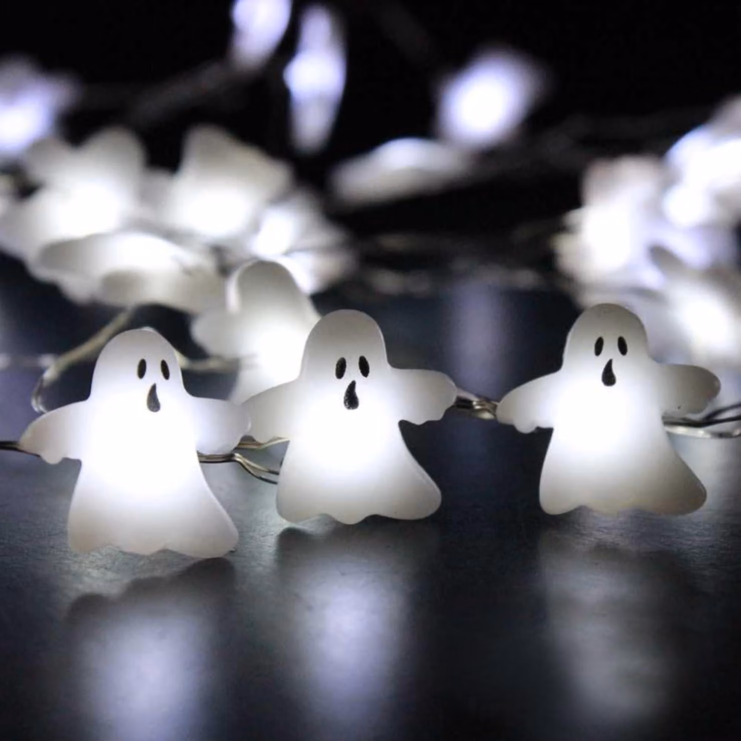 Catena luminosa a LED con fantasmi, 2 metri, 20 LED, bianca, alimentata a batteria