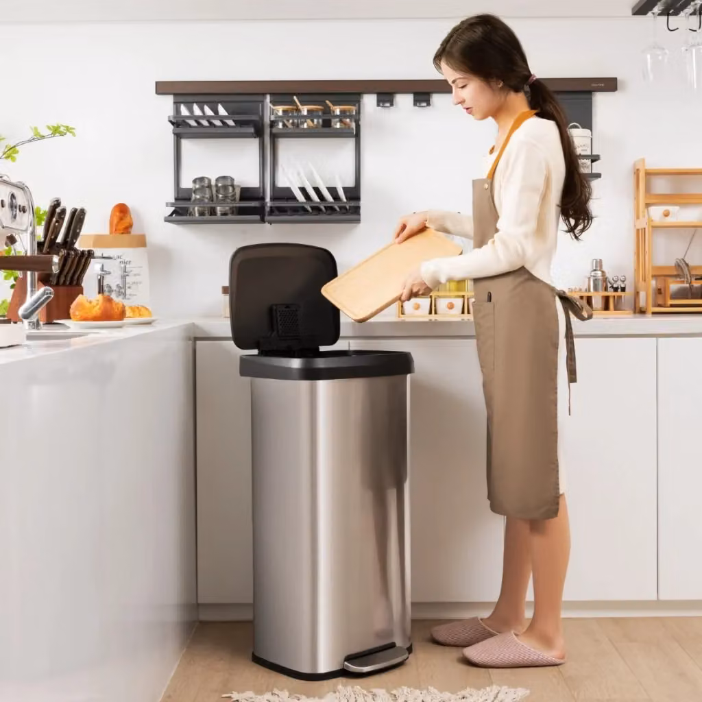Cestino dell'immondizia in acciaio inox con coperchio a chiusura automatica e filtro per odori, Bidone della spazzatura da 68L Argento – 2