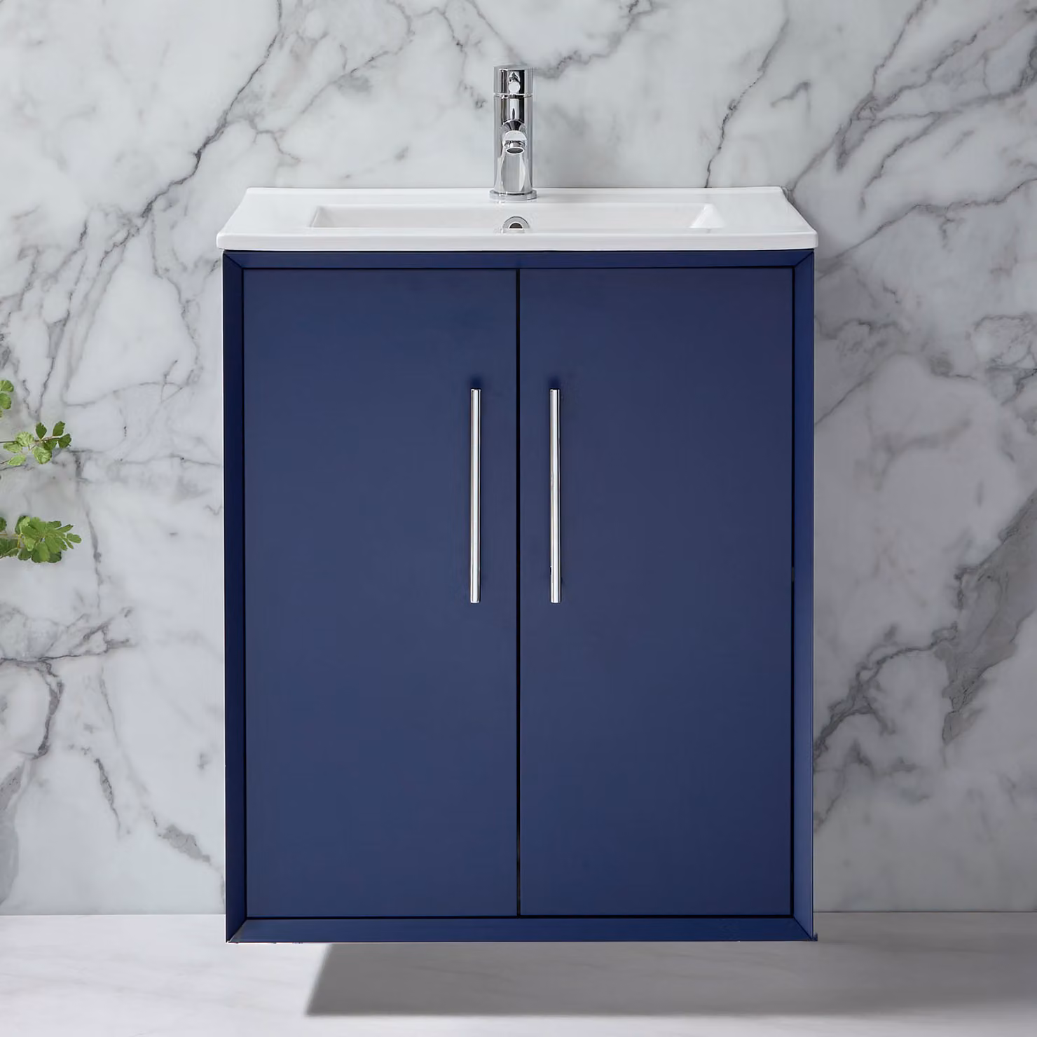 Mobile Bagno Sospeso Blu Marino 610mm con Lavabo e Maniglie Cromate con Barra a T - Edge