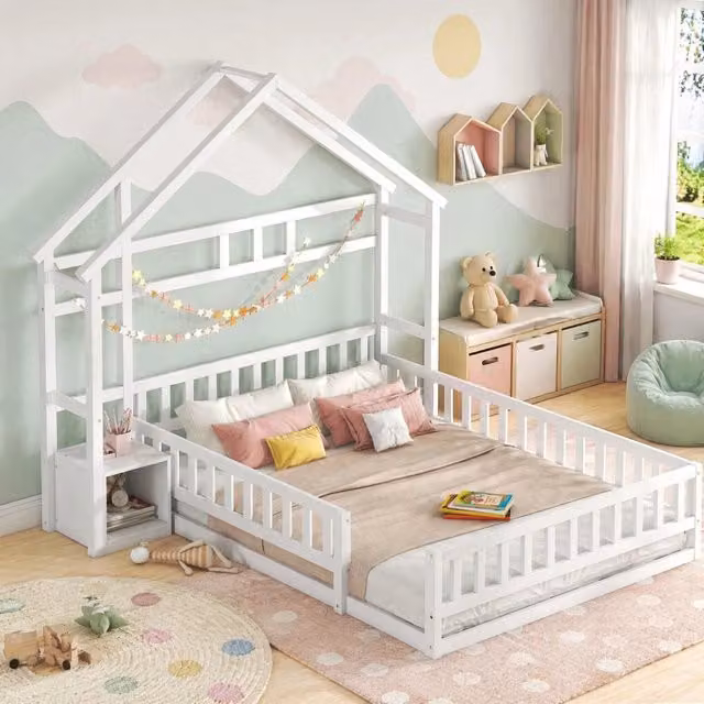 Letto a casetta per bambini 140x200 cm in pino bianco con comodino e barriera