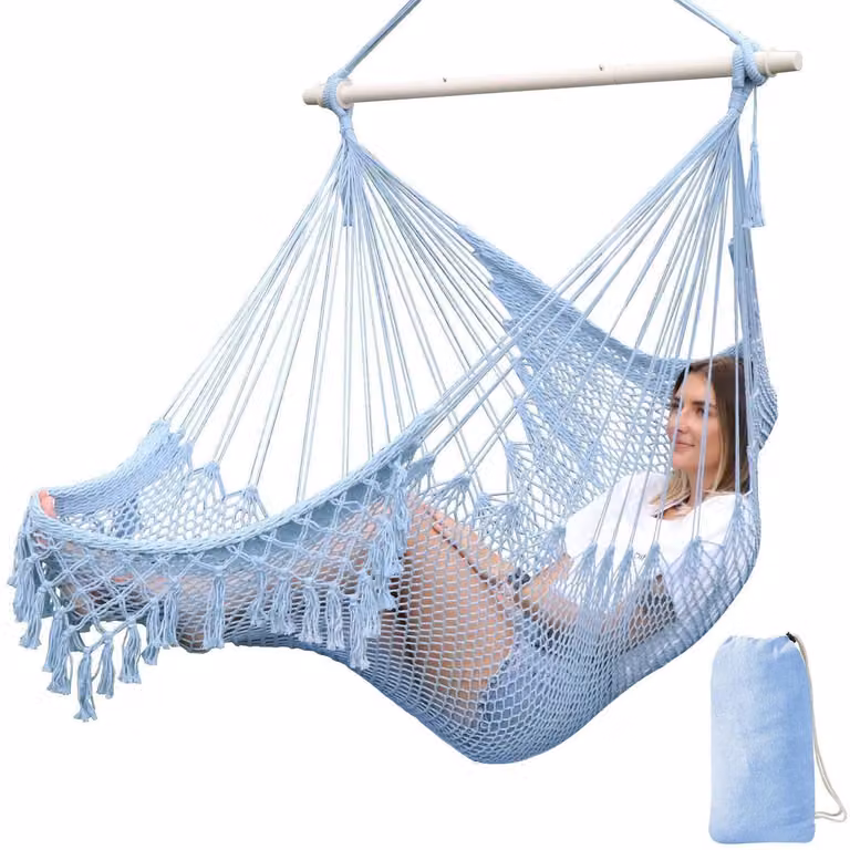 Sedia a dondolo sospesa, realizzata con corda di cotone, colore azzurro chiaro, dimensioni 240x80 cm, con struttura in metallo