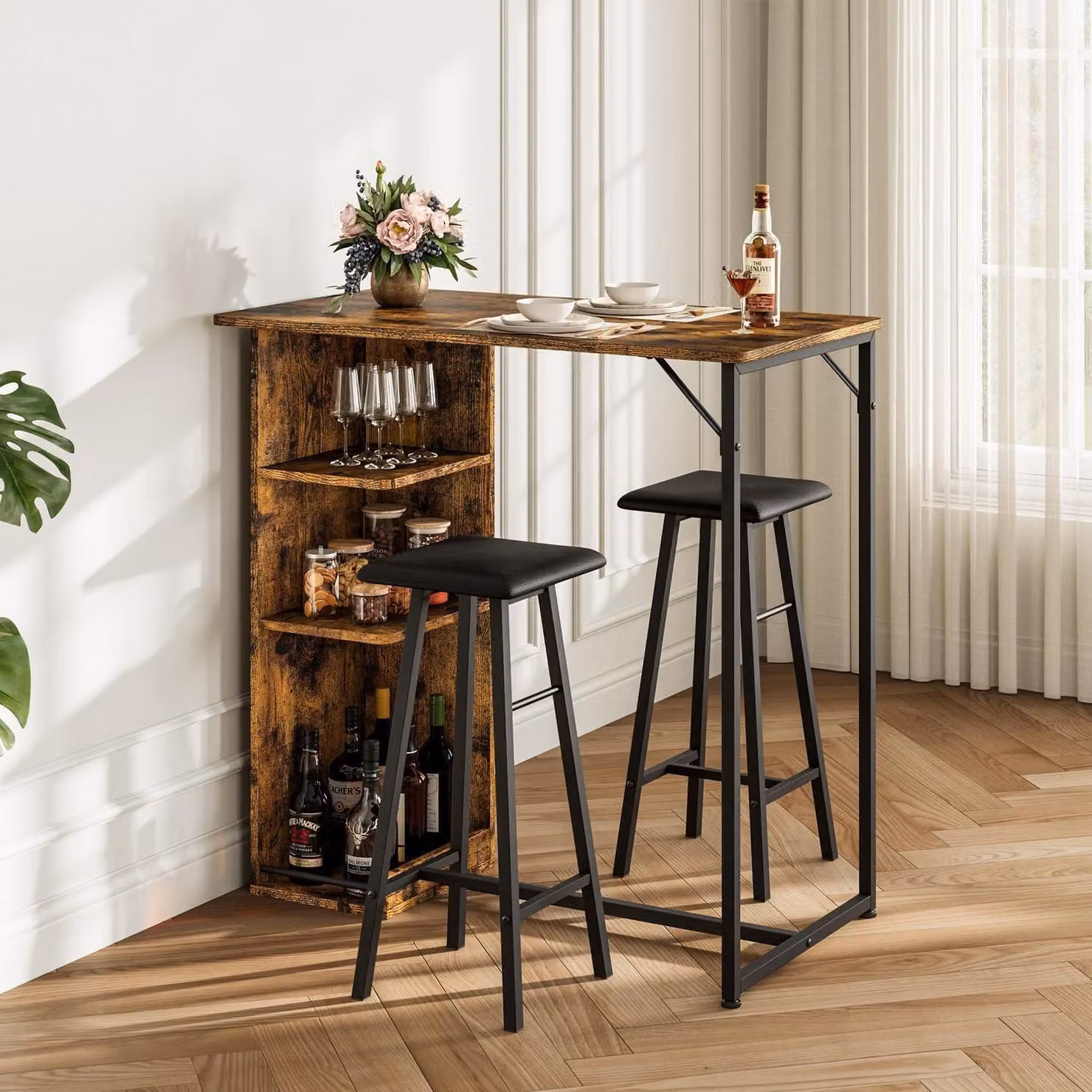 Set da bar composto da: 2 sgabelli da bar, tavolino con portabicchieri per vino e ripiano, stile retrò, colore marrone