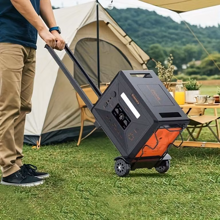Generatore solare con una potenza continua di 2500W, una batteria agli ioni di litio-polimero da 2304Wh e un sistema di trasporto pieghevole
