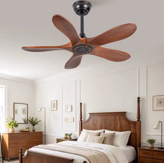 Ventilatore da soffitto Outsunny con 5 pale in legno massello, telecomando e timer, colore noce e nero, diametro 91,44 cm