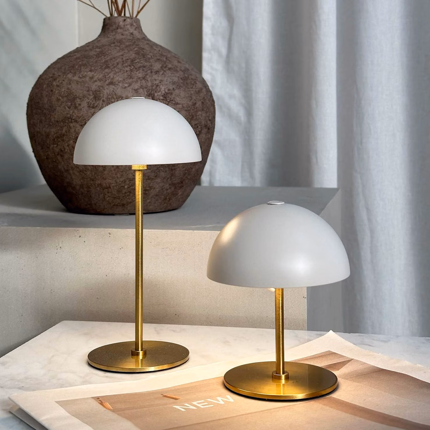 Dyberg Larsen Lampada da tavolo Along, dimmerabile, Crema / Ambra, Soggiorno / Sala da pranzo, Metallo, Scandinavo, Lampada da tavolo