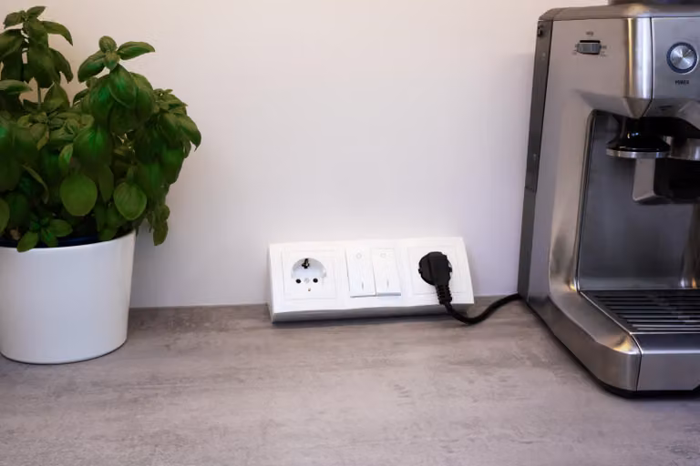 Blocco presa McPower "Flair", montaggio a parete, bianco, contatto di terra a 2 vie + interruttore