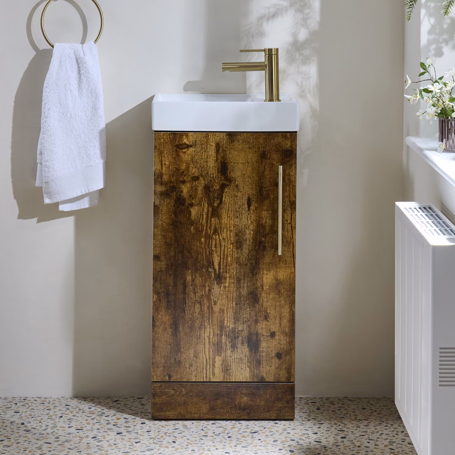 Mobile Bagno a Terra Rovere Scuro da 400mm con Lavabo e Maniglia con Barra a T Oro Satinato - Cluo