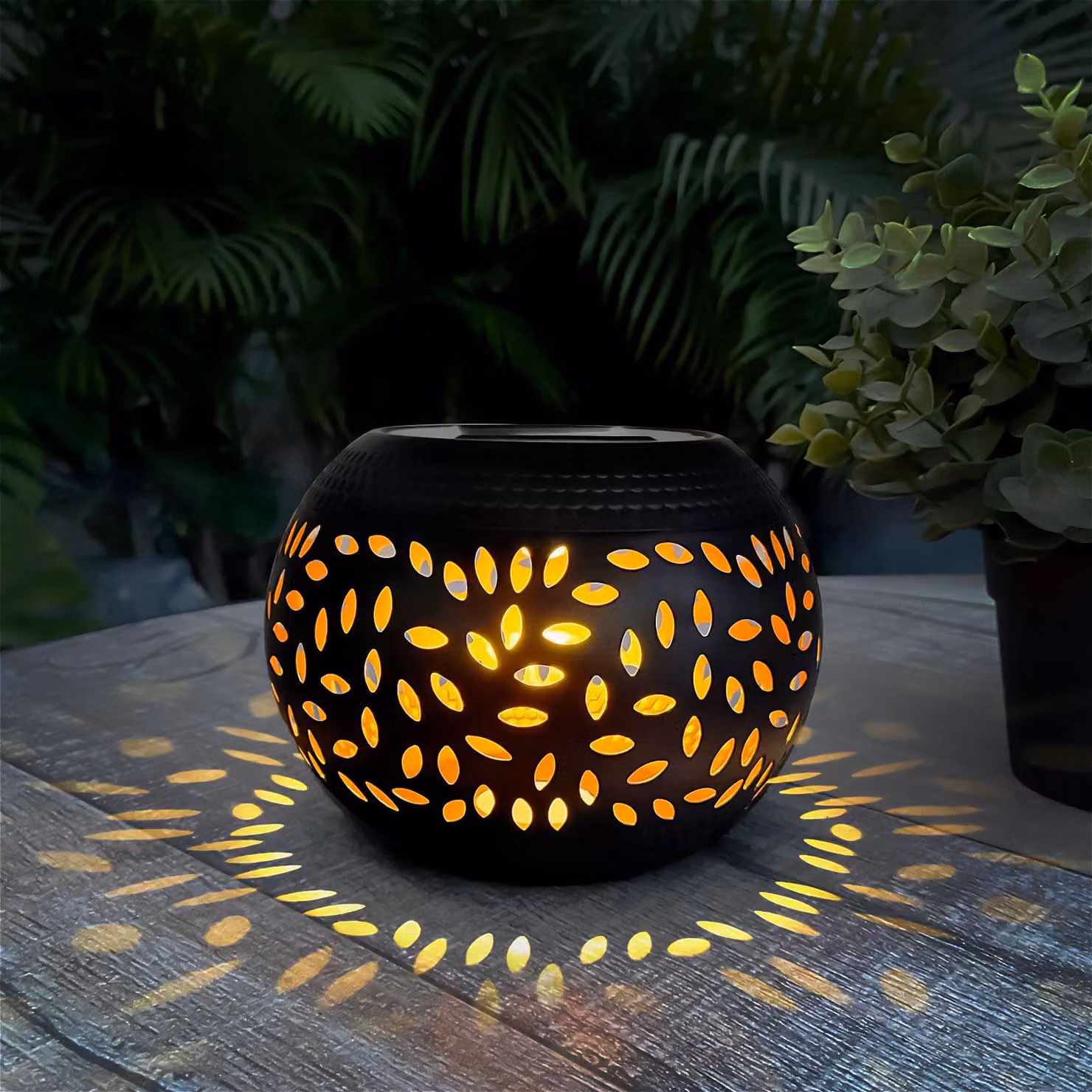 Lampada solare decorativa con effetto fiamma – 12 LED gialli – 15 x 15 x 11 cm – confezione singola [13010]