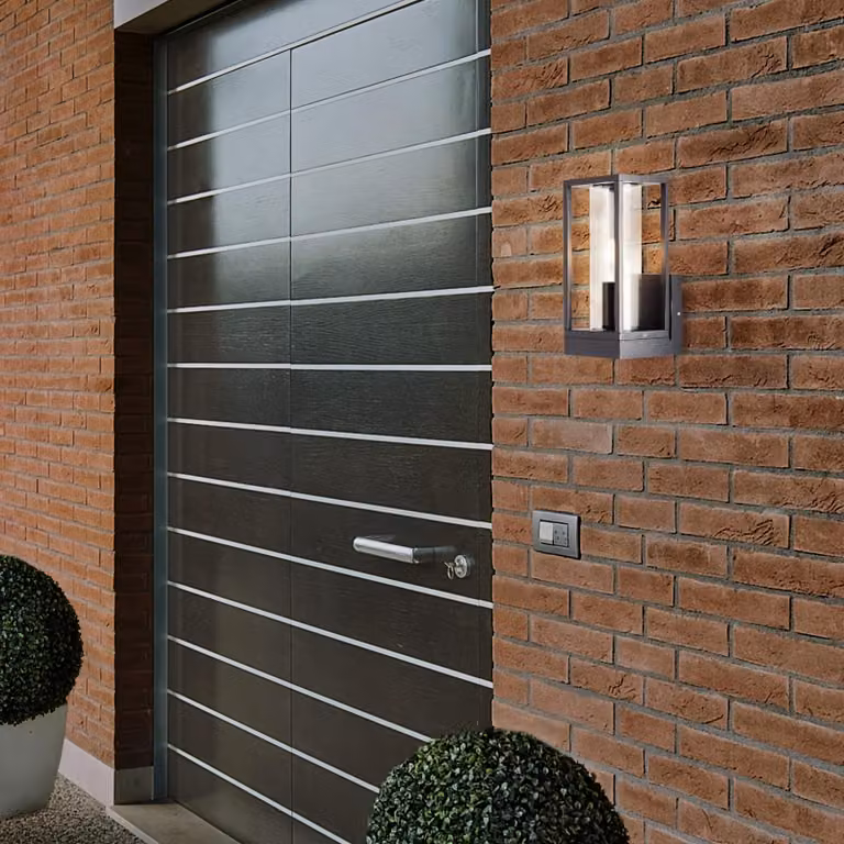 Lampada da parete, resistente agli schizzi, dimensioni 14x10x24,5 cm, attacco E27