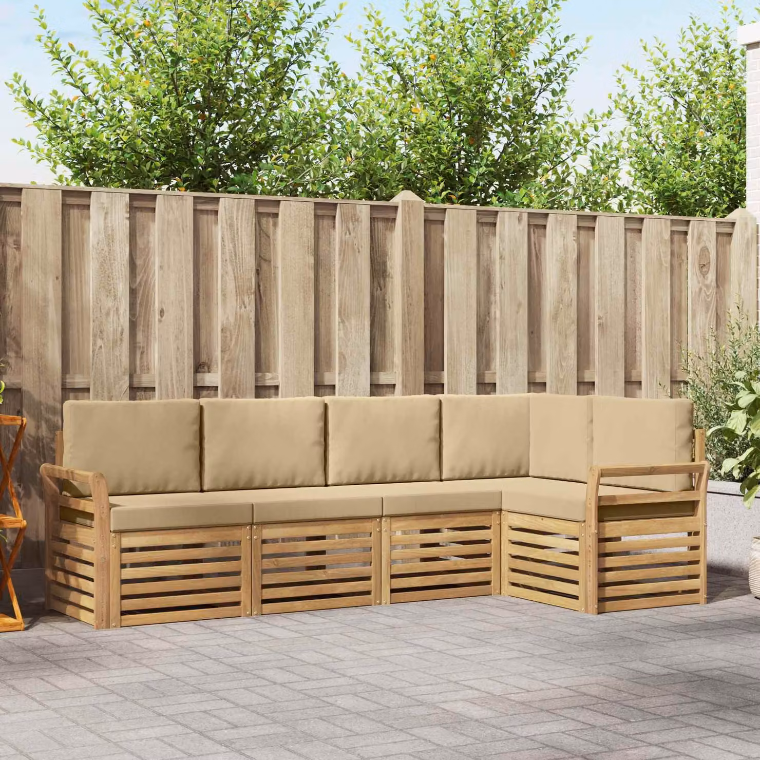 vidaXL Set di divani da esterno a L in legno di acacia con cuscini, Bianco e Beige