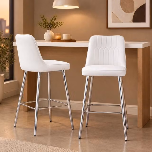Set di 2 sgabelli da bar ULEVR alti 100 cm con schienale e poggiapiedi, similpelle bianca e metallo argento