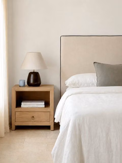 Comodino Rustico in Legno di Mango e Metallo con 1 Cassetto Kenay Home Colore Marrone e Oro H: 55,2 cm x L: 55,2 cm x P: 55 cm