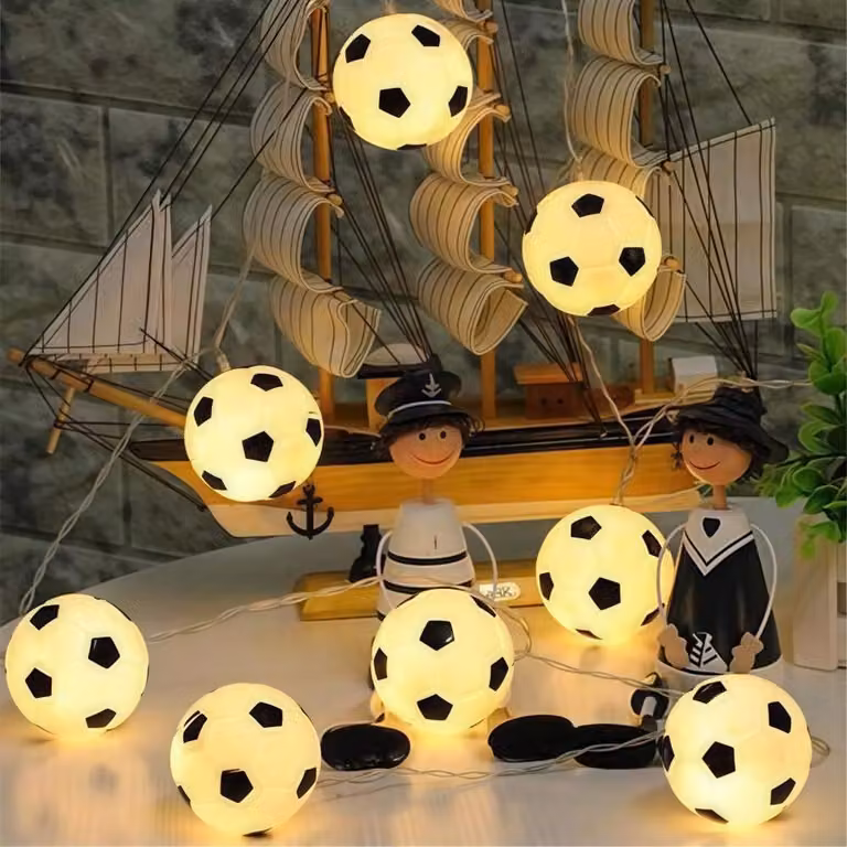 Catena luminosa a forma di pallone da calcio, 20 LED, luce bianco caldo, 2 metri, alimentata a batteria