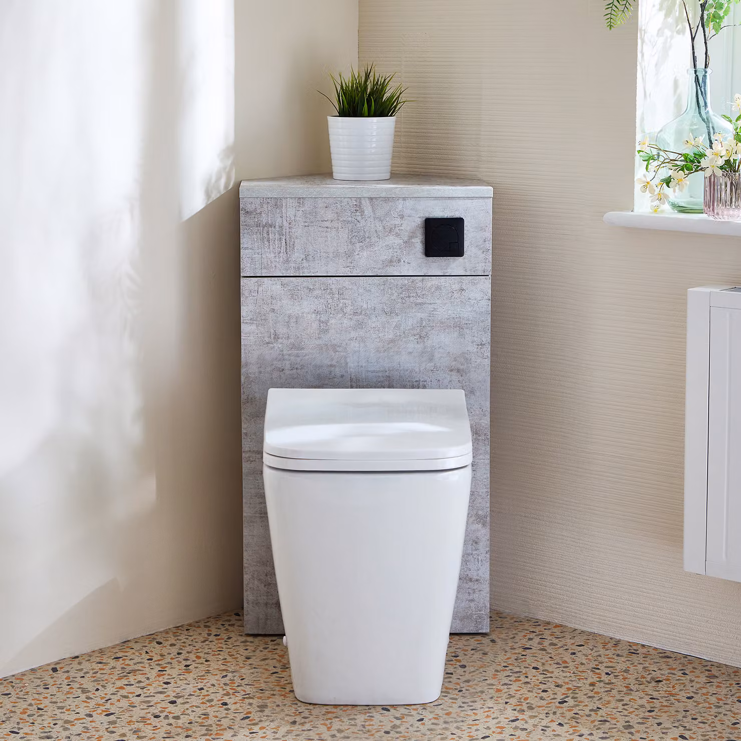 Unità WC Angolare in Grigio Cemento con Sanitario a Filo Muro Milton e Pulsante di Scarico Nero - Cluo