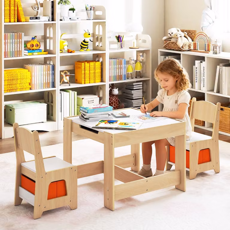 Set tavolo e sedie per bambini Costway con piano reversibile e regolabile in altezza, scrivania per disegno in legno e MDF con superficie inclinabile