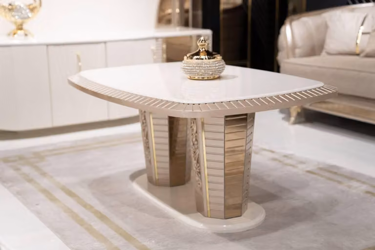 Eleganter Couchtisch aus Holz in Beige im modernen Design