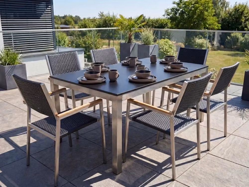 Tavolo da giardino rettangolare Beliani con piano in vetro nero e struttura in acciaio inossidabile L: 180 cm, P: 90 cm, H: 76 cm – 2